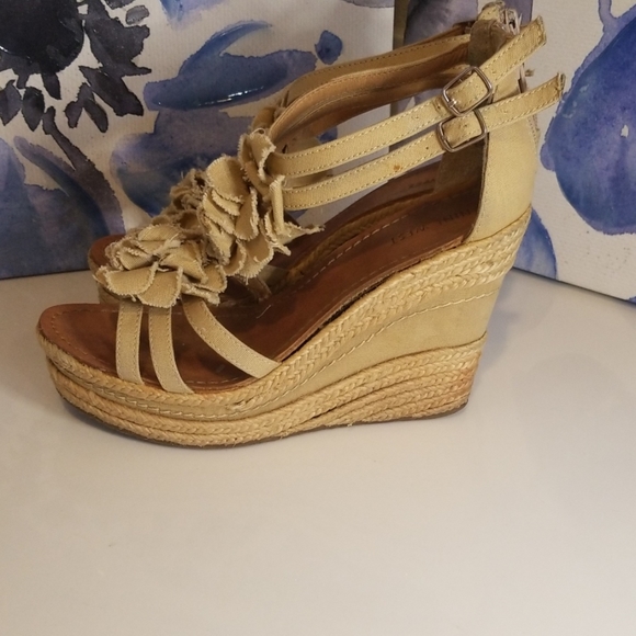 Nine West flower wedges - Picture 3 of 8